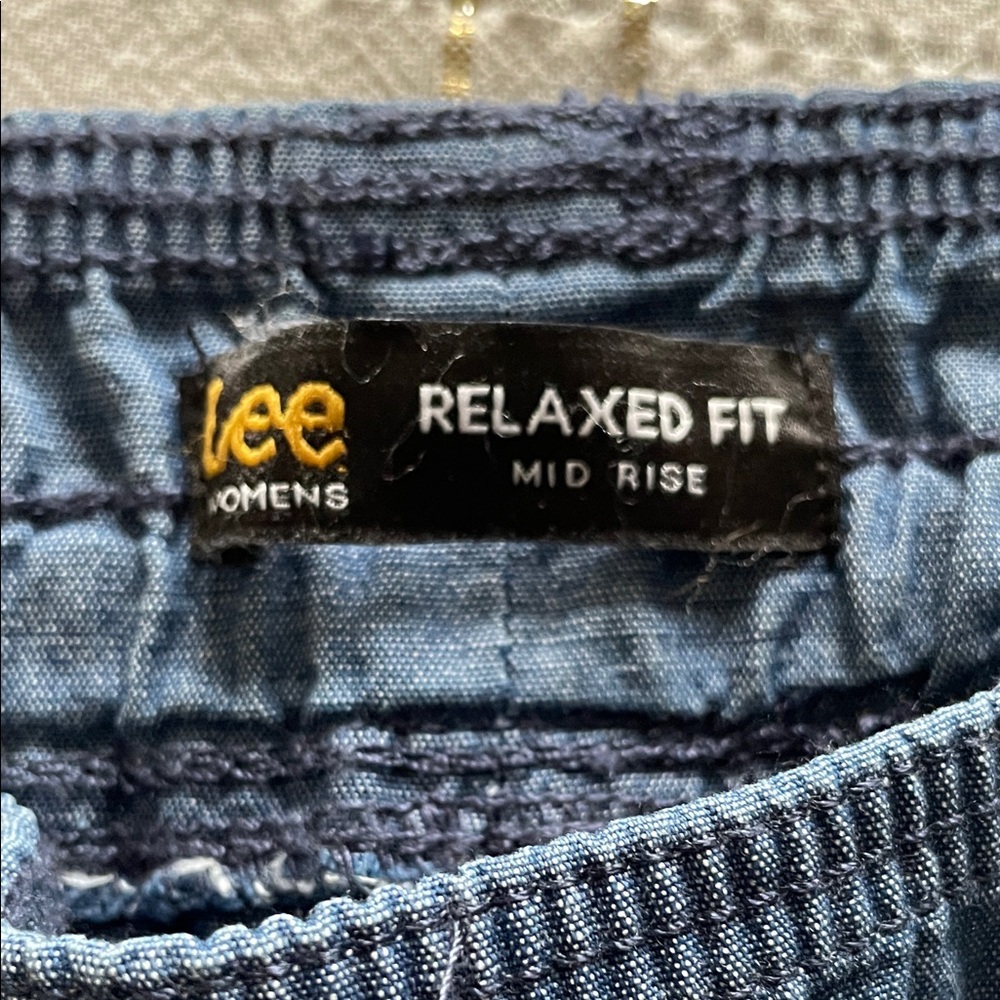 LEE Women’s Relaxed Fit SHIMMER Mid Rise Flex FLEX-To-Go Chambray Capri Pants 16 - Picture 6 of 13